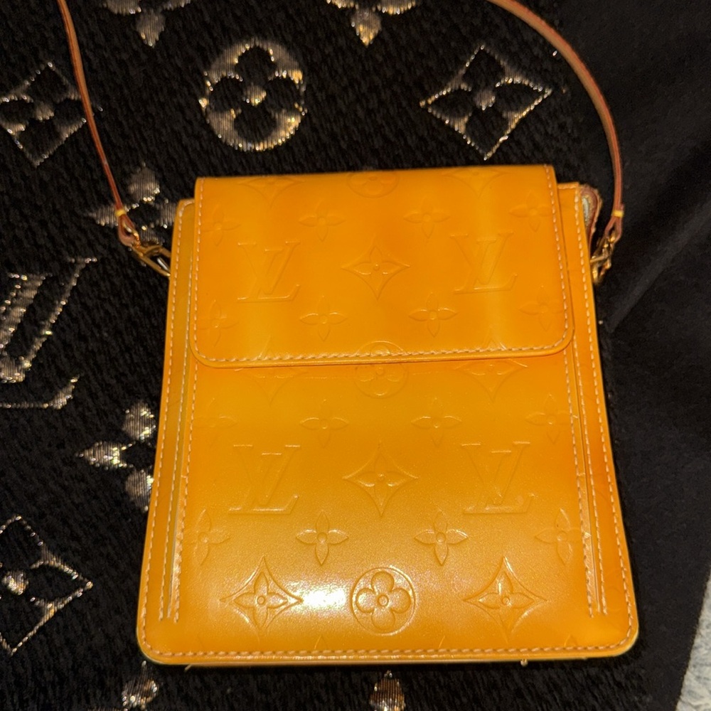 Women’s Or Men’s Louis Vuitton Vernis motto Monogram pochette. Super clean 9/10.